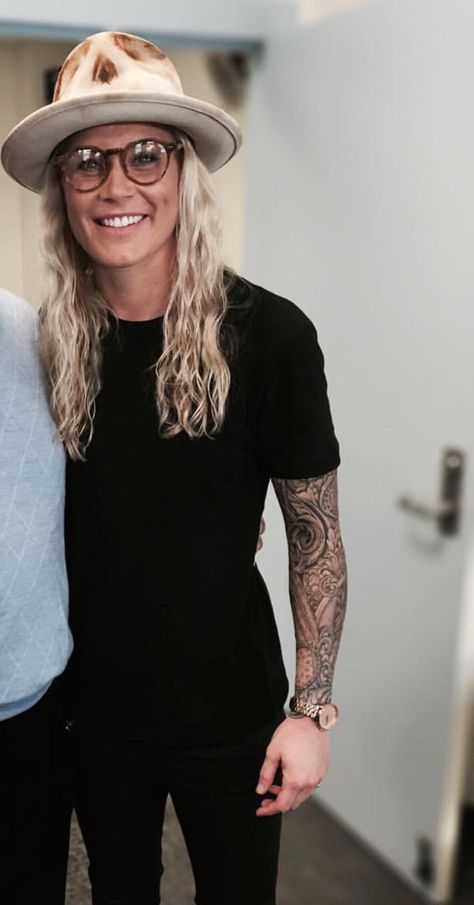 Ashlyn Harris Sporty Lesbian Style, Ashlyn Harris Tattoos, High Androgens In Women, Ashlyn Harris Suit, Ashley Harris, Androgynous Girls, Butch Fashion, Androgynous Women, Ali Krieger