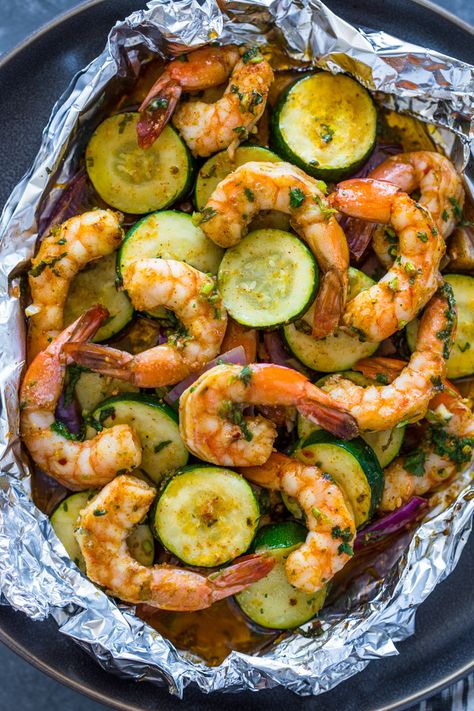 Shrimp Foil Packs, Foil Pack Meals, Foil Dinners, Foil Packs, Foil Packet Meals, Shrimp And Vegetables, Idee Pasto, Foil Packets, Shrimp Dishes