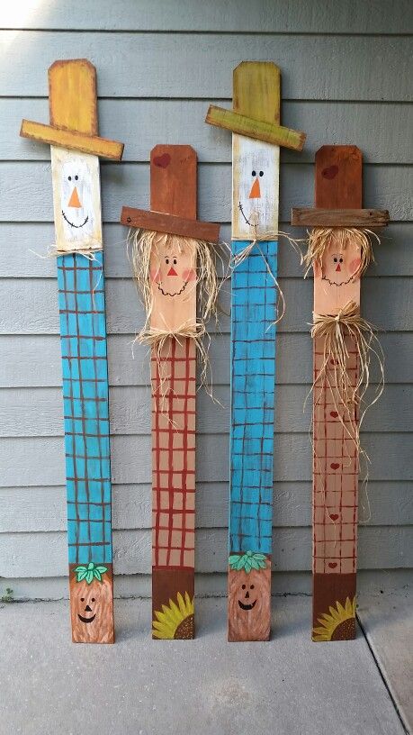 Scarecrow Made Out Of Pallet Wood, Pallet Scarecrow Diy, Fence Picket Scarecrow, Pallet Wood Scarecrow, Fence Post Pumpkins, Paint Stick Fall Crafts, Wooden Scarecrows Diy, Scarecrow Crafts For Adults, Scarecrow Porch Leaner