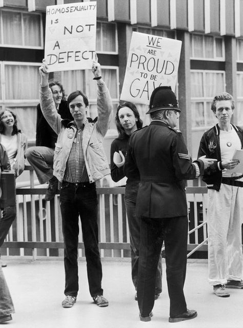 vintage everyday: Photos From The 70s Gay Rights Protests Photos From The 70s, Kida Disney, Everyday Photos, Gay History, Lgbt History, Gay Rights, Inspiring Photos, Protest Signs, Lgbt Rights