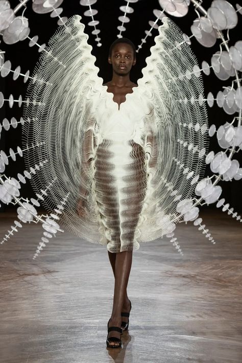 Iris Van Herpen: Fall 2019 - The New York Times Iris Herpen, Iris Van Herpen Couture, Abed Mahfouz, 2019 Couture, Designer Runway, Collection Couture, Iris Van Herpen, Chanel Cruise, Gareth Pugh