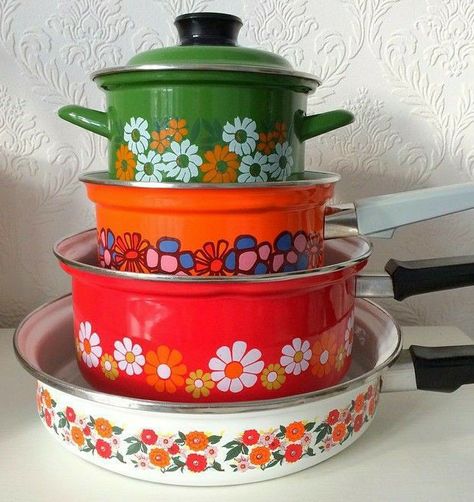 Pretty Pots And Pans, Colorful Pots And Pans, 1950 Decor, Retro Maximalist, Vintage Pots, Hippie House, Kitchen Necessities, 70s Home Decor, Vintage Cooking