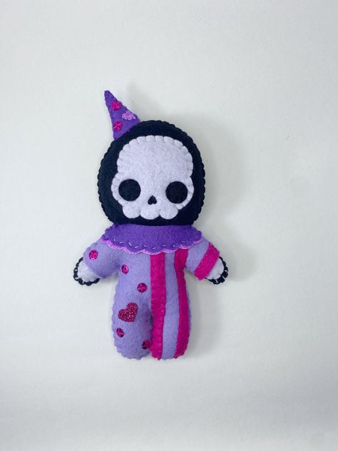 I made this clown using wool blend,glitter and acrylic felt, sequins and stuffed it with polyester stuffing.  Handmade, measuring approximately 8"x6" Please note: This is an art doll. It is not meant for children or pets. Skeleton Clown, Kawaii Skull, Safety Pin Crafts, Felt Plushie, Horror Dolls, Goth Horror, Cute Sewing Projects, Sewing Stuffed Animals, Plush Pattern