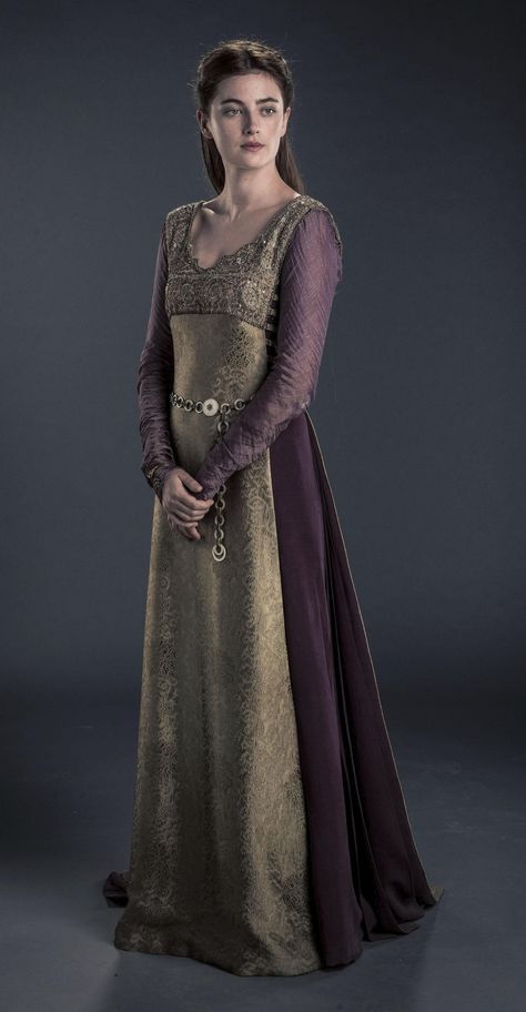 Millie Brady as Aethelflaed in The Last Kingdom Season 2 Uhtred And Aethelflaed, The Last Kingdom Uhtred, Last Kingdom Uhtred, Millie Brady, Moda Medieval, Last Kingdom, Estilo Hippy, The Last Kingdom, Fantasy Dresses