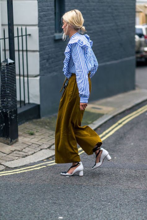 london fashion week street style Green Blouse Street Style, Olive And Blue Outfit, Belgian Street Style, Blue White Striped Blouse Outfit, Green Striped Pants Outfit, Stripe Blouse Outfit, Green Culottes, Ruffles Blouse, Mode Tips