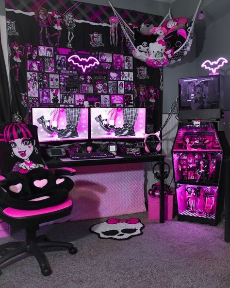 Juicy Couture Bedroom Comforter Sets, Pastel Goth Gaming Setup, Gothic Gaming Setup, Goth Gaming Setup, Pink Goth Room, Pastel Goth Room, Monster High Bedroom, Monster High Room, Emo Room