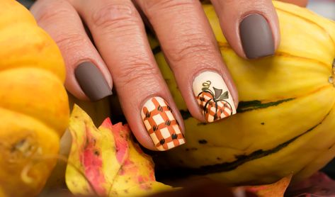 Get in the spooky spirit with these cute Halloween nail ideas! Cute Halloween nail designs! Easy Halloween nails diy! Easy Halloween nail designs. Diy Halloween nails easy. Easy Fall Nail Designs, Rich Food, Simple Fall Nails, Pumpkin Designs, Cute Halloween Nails, Fall Colours, Fall Gel Nails, Pumpkin Nails, October Nails