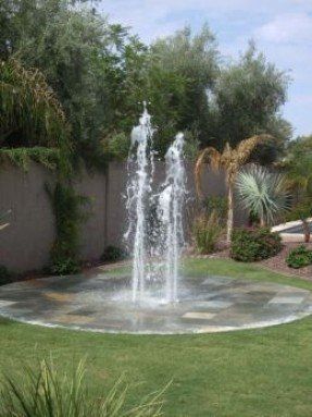 Splash pad - another great idea for the yard but Backyard Splash Pad, Dog Water Fountain, Backyard Trampoline, Fountains Backyard, Backyard Water Feature, Fountain Design, Splash Pad, Backyard Playground, Fountains Outdoor