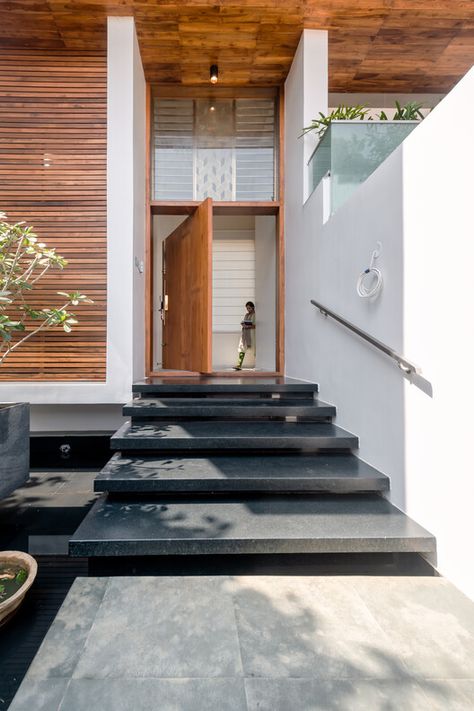 Concrete Front Steps, Urban Courtyards, Courtyard Home, Modern Entrance Door, Entry Stairs, Modern Entrance, Entrance Door Design, Steps Design, Front Steps