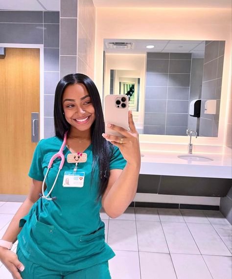 Law School Fashion, Nurse Outfit Scrubs, Nursing School Inspiration, Medical Scrubs Fashion, Nursing Goals, Nursing Motivation, School Nursing, Study Books, Nursing School Motivation