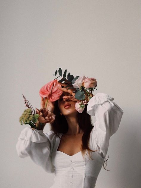 Woman With Flowers, Spring Photoshoot, Flower Photoshoot, Flowers In Her Hair, Creative Photoshoot Ideas, Shotting Photo, Photographie Portrait Inspiration, Self Portrait Photography, Fotografi Editorial