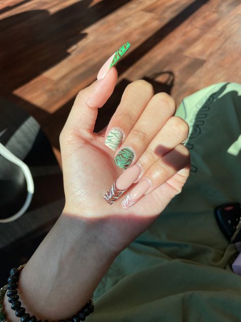 Lesbian Nails, 90s Nails, Green Acrylic Nails, Witchy Nails, Lesbian Fashion, Hippie Nails, Trendy Nail Art Designs, Neutral Nails, Girls Nails