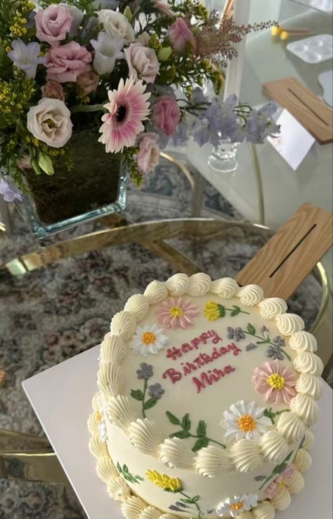 Cute Birthday Cakes Aesthetic Blue, Birthday Cakes 22 Years Old, Floral 18th Birthday Cake, Aesthetic Flower Birthday Cake, 18th Cakes Birthday, Pretty Floral Cakes, Spring Bday Cake, Retro Cakes Birthday, Wildflower Theme Cake