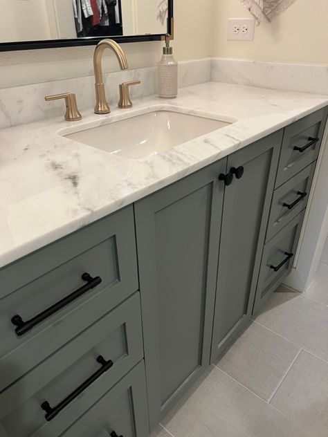 Green Cabinets Bathroom, Bathroom Designs 2023, Grey Bathroom Floor, Bathroom Cabinet Colors, Dark Green Bathrooms, Green Bathroom Vanity, Painted Vanity Bathroom, Painting Bathroom Cabinets, Green Vanity