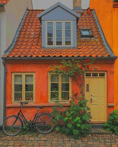 Architecture Reference Building, Colourful Houses Exterior, Fun House Exterior, Dutch Cottage Exterior, Bold House Exterior Colors, Artsy House Exterior, Artist House Exterior, Simple Building Reference Photo, Quirky House Exterior