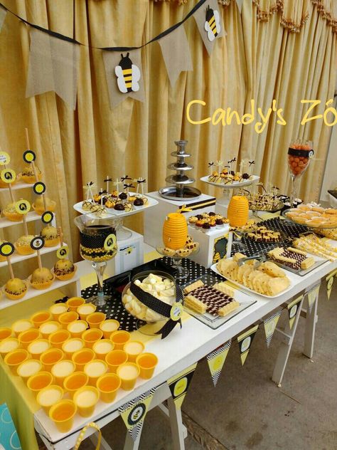 Abejitas, candy bar amarillo-negro, tartas, miel, amarillo, baby shower amarillo Bee Candy Bar, Bee Birthday Theme, Birthday Party Candy Bar, Honey Bee Theme, Bumble Bee Birthday, Bee Birthday Party, Bee Baby Shower Theme, Unisex Baby Shower