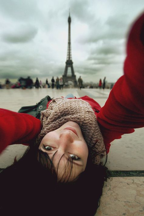 40 Creative Self Photography Ideas Creative Self Portraits, Wow Photo, Self Photography, Model Pose, Self Portrait Photography, Foto Tips, The Eiffel Tower, Jolie Photo, 인물 사진