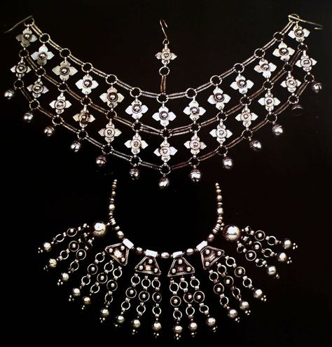 Africa | "This silver trellis-work headpiece 'yerasget' from Harer (Ethiopia) is also found in northern Yemen. The 'argoba' necklace is considered to be of pure Ethiopian origin. Made near Harer, it is distinguished from the more delicate filigree silver Hareri pieces by its simple and bold design" | Caption & image ©Angela Fisher, Africa Adorned. Ethiopian Headpiece, Harer Ethiopia, History Of Ethiopia, Ethiopian People, Ethiopian Jewelry, Hair Combs, African Beauty, Yemen, Bold Design