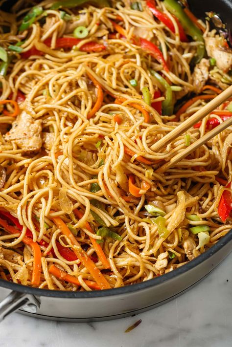 Hakka Noodles (Desi Chow Mein) - Tea for Turmeric Spicy Chicken Lo Mein Recipe, Chicken Lo Mein Recipe, Lo Mein Recipe, Vegetable Lo Mein, Fry Noodles, Chicken Lo Mein, Lo Mein Recipes, Bites Recipes, Mapo Tofu