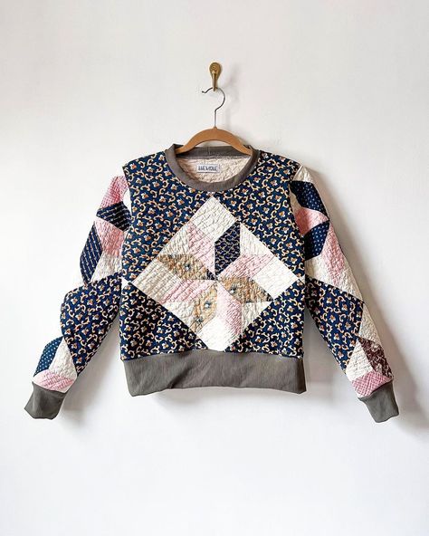 Eight Point Star Quilt Pullover ✴️ | Instagram Oregon Clothes, Diy Sweatshirt Jacket, Patchwork Garments, Quilt Sweatshirt, Eight Point Star, Blanket Sewing, Quilt Clothes, Quilt Coats, Quilted Hoodie