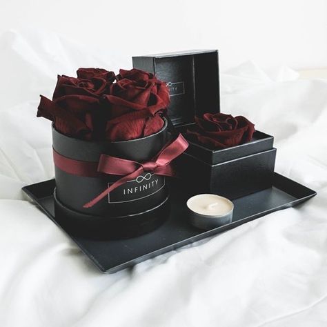 Flower Gift For Men, Flower For Men, Black Gift Wrapping, Wedding Gift Hampers, Wrapping Inspiration, Flowers For Men, Rosen Box, Set Decoration, Gift Box For Men