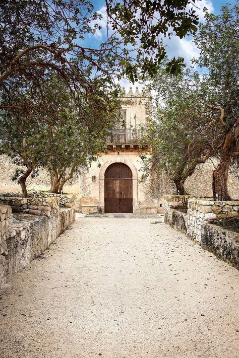 Noto Italy, Pergola Attached To House, California Garden, Metal Pergola, Stone Architecture, Rustic Stone, Farm Stay, Diy Pergola, Pergola Shade