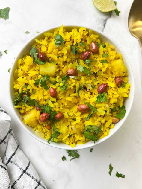 Kanda Poha, Poha Recipe, Clam Recipes, Veggie Delight, Red Rice, Indian Breakfast, Breakfast Dishes, Banana Bread Recipes, Indian Food