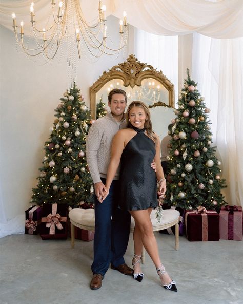 Christmas is our favorite time of year and we are SO excited we are doing minis this year! We only have 4 slots left and will not be opening up anymore! DM us to book and information about them can be found in our “xmas minis” highlight on our page! We can’t wait!!🎄 Studio: @theoakatelier Couple: @kelswaggoner & Blake 🫶🏼 . . . . . #christmasminis #houstonchristmasminis #houstonminis #houstonminisession #christmasminisessions #coupleschristmas #engagement #engagementphotos #houstonengagemen... Christmas Setup Photography, Couples Christmas Photoshoot Outfits, Christmas Photo Poses, Simple Christmas Photoshoot, Army Wedding Pictures, Couples Christmas Outfits, Xmas Couple Photos, Couple Christmas Photoshoot, Christmas Couple Photoshoot