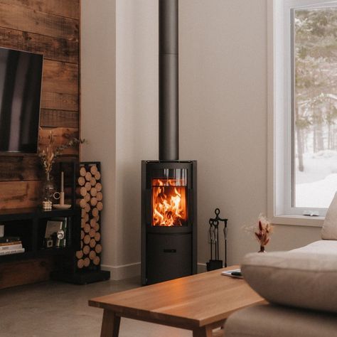 The Stûv 30 offers wood stove lovers a multitude of new possibilities: efficient heating, a great view of the fire, a heat accumulator, 360 rotation, and even year-round BBQ.Outstanding due to its many features, the Stûv 30 is also appreciated for its perfect balance between pleasure and performance. #fireplace #fireplaceideas #bestfireplace #modernfireplace #traditionalfireplace #livingroomfireplace #interiordesign #design #homedecor #architecture #livingroom #interiors #renovation #homedes... Corner Log Burner, Modern Log Burners, Modern Woodburner, Corner Wood Stove, Small Wood Burning Stove, Wood Burner Fireplace, Wood Burning Stoves Living Room, Modern Wood Burning Stoves, Small Wood Stove