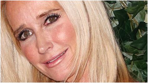 Kim Richards Looks Unrecognizable in New Photo With Sisters Kyle Richards & Kathy Hilton Kyle Richards Plastic Surgery, Kyle Richards New House, Kyle Richards Hair, Kyle Richards House, Kylie Richards, Kim Richards, Kathy Hilton, Sister Poses, Kyle Richards