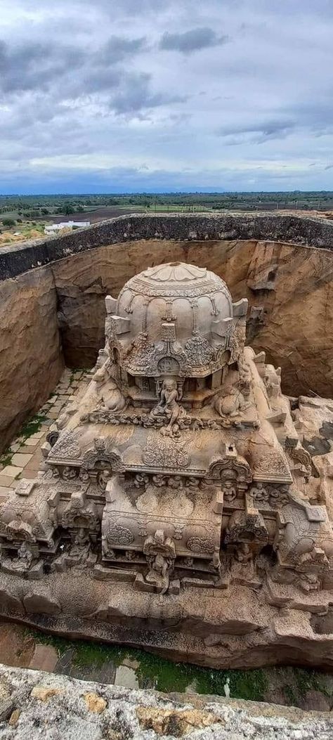 Magnificent structure called Vettuvan Koil in India. The specialty of this temple is that it is entirely carved out of one solid rock, just like the Kailasa Temple in Ellora Caves. Ancient Buildings Architecture, India Travel Places, Religious Photos, Ancient Stone, Archaeological Discoveries, Ancient Buildings, Ancient Mysteries, Ancient Architecture, Beautiful Places To Travel