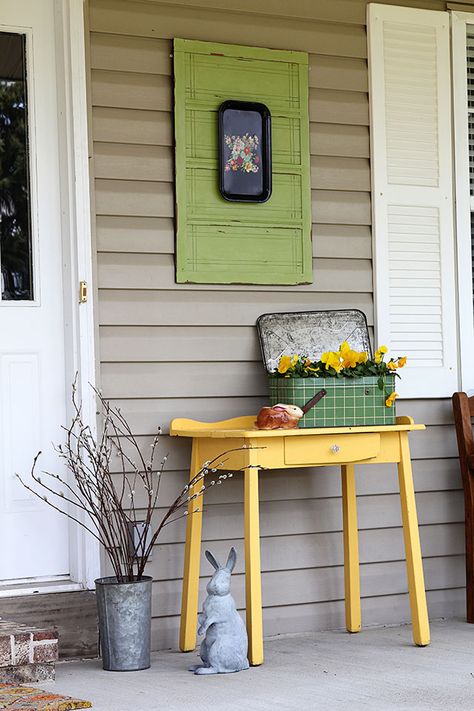 Spring Front Porch Decor, Country Front Porches, Porch Wall Decor, Spring Front Porch, Balkon Decor, Spring Porch Decor, Porch Sitting, Deco Champetre, Primitive Homes