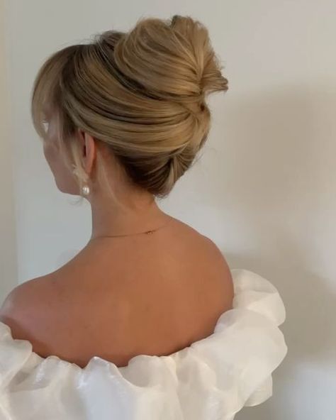 RACHEL JONES | Calgary Bridal Hair & Educator on Instagram: "✨ Classic High Bun ✨  Save for timeless, long lasting wedding hair inspo  Perfect for your 2024 traditional wedding day 💍  Styled with: 1 hair extension weft from @bfbhair  Hair padding from @aliexpress  Accessories designed by @joannabisleydesigns   Swipe for 180* of side view with curtain bangs💕  #yyc #yycbride #yycbusiness #yycweddings #albertabride #albertawedding #calgarybride #calgaryweddings #calgaryengagement #canadianhair #weddinghair #weddinghairstyles #hairideas #hairinspo #haireducation" Bridal Updo Straight Hair, Bridal Messy High Bun, Bridal High Updo With Veil, Wedding Hair High Updo, Bridal Hair High Bun, Wedding Hair High Bun, High Bun Bridal Hair, Bridal High Updo, Bridal High Bun