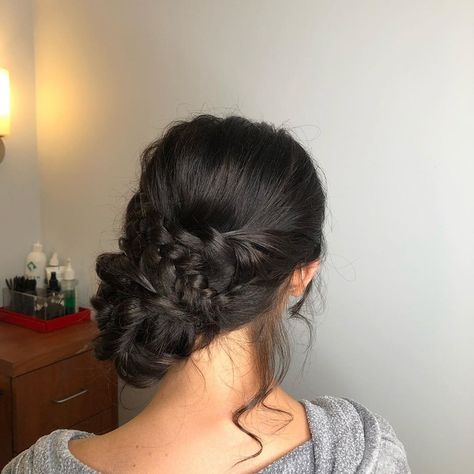 Bun Indian Wedding, Indian Wedding Hair, Fish Tail Side Braid, Bun With Curls, Side Bun Hairstyles, Simplicity Is Beauty, Side Bun, Easy Bun Hairstyles, Indian Wedding Hairstyles