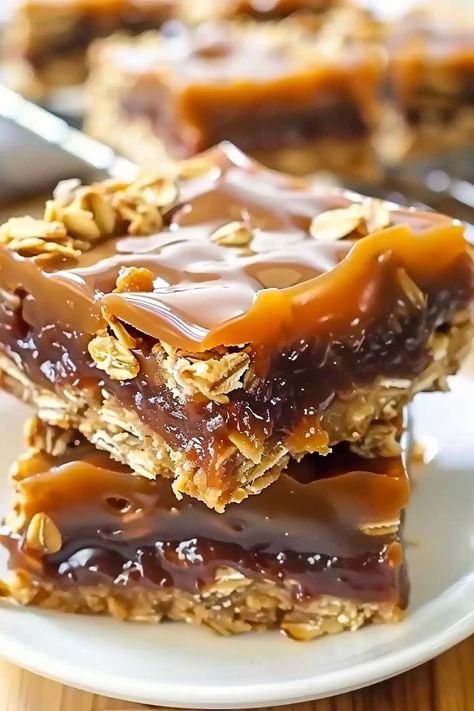 Decadent Caramelitas: Oatmeal Caramel Bars to Crave Caramel Oatmeal, Caramel Rolls, Caramel Bars, Oatmeal Bars, No Bake Bars, Cookie Bar Recipes, Brownie Bar, Chocolate Caramel, Rolled Oats