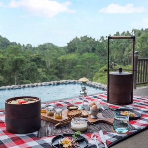 🇮🇩 Ubud Escapes: Unveiling Paradise at Capella ⚜️ Waking up to the mist-shrouded valley and the whispers of the Balinese jungle from your private deck at Capella Ubud is what dreams are made of. Forget your basic hotel room, here it's all about luxurious glamping in a one-bedroom Keliki Valley Tent. Think canvas cocoon meets five-star amenities – a plunge pool overlooking the breathtaking panorama, a king-sized bed draped in dreamy linens and an indoor-outdoor bathroom (hello, soaking tub un... Capella Ubud, Outdoor Decks, Poolside Loungers, Indoor Outdoor Bathroom, Japanese Bath, The Whispers, Open Plan Living Room, Outdoor Daybed, Private Deck