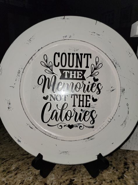 Vinyl Placemat Crafts, Vinyl On Plates, Cricut Charger Plate Ideas, Cricut Plate Ideas Vinyls, Plates With Quotes, Charger Plate Crafts Cricut Vinyl, Charger Plate Ideas, Charger Plates Decor, Charger Plate Crafts