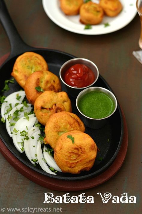 South Indian Snacks Recipes, Spicy Treats, Simple Baking Recipes, Batata Vada, Gujarati Cuisine, Indian Food Photography, Best Potato Recipes, Vada Recipe, South Indian Recipes