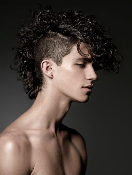 Fox Tips Hair Dye, Curly Hair Mohawk, Gay Haircut, Curly Mohawk Hairstyles, Men's Curly Hairstyles, Curly Mohawk, Mohawks, Mohawk Hairstyles, Photographie Portrait Inspiration