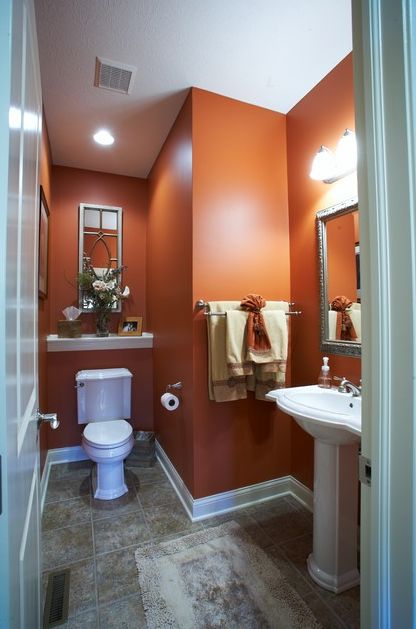 Orange you glad that Cavern Clay SW 7701 looks so stunning in this bathroom? Colorful Bathroom Tile, Orange Bathrooms, Master Decor, Bathroom Color, Orange Walls, Paint Primer, Diy Renovation, Bathroom Colors, Traditional Bathroom