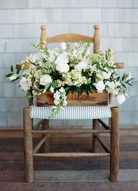 Diy Flower Boxes, White Flower Arrangements, Nantucket Wedding, Preppy Wedding, Diy Arrangements, Floral Arrangements Diy, Garden Types, Small White Flowers, Flower Arrangements Diy