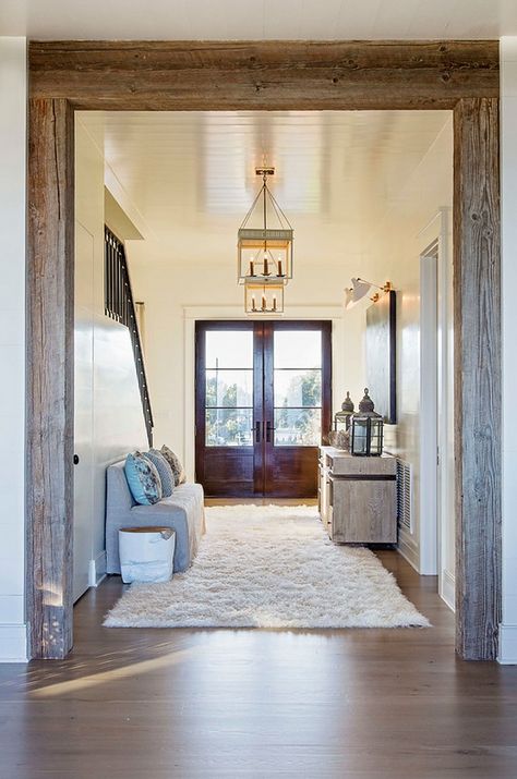 Beach House with Rustic Coastal Interiors - Home Bunch Interior Design Ideas Cottage Entryway, Rustic Remodel, Beach Decor Living Room, Beach House Tour, Beach Living Room, Rustic Coastal, Living Room Decor Inspiration, Interior Remodel, Coastal Living Rooms