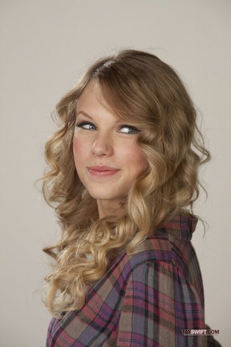 Valentine's Day Movie Taylor Swift Valentines Day, Valentines Day Movie, Taylor Swift Valentines, Valentines Captions, Photo Of Taylor Swift, Taylor Swift Photoshoot, Photos Of Taylor Swift, Taylor Swift Speak Now, Taylor Swift Web