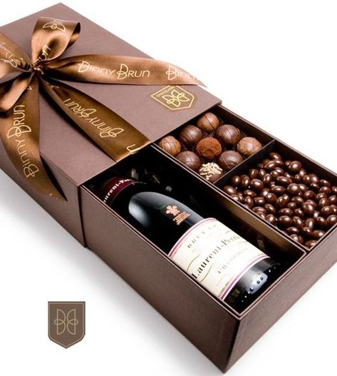 Ideas para regalar a papá Fame Ideas, Chocolate Gifts Basket, Wedding Gift Wrapping, Wine Gift Baskets, Chocolate Packaging, Candy Bouquet, Tolu, Christmas Gift Box, Chocolate Gifts