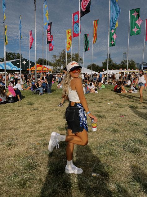 Texas fashion, music feetival outfit, music feetival fashion, austin city limits outfit #adidas #adidasshoeswomen #musicfestival⁠ #casualoutfit #neutralstyle #womenfashion #womenstyle #streetstyle #austinlife #austintexas #texas #comfycasual #casualstyle #casualoutfit #casualoutfitideas #aesthetic #levis #zara #urbanoutfitters Austin City Limits Festival Outfits, Comfy Festival Outfit, Acl Fits, Acl Festival Outfit, Simple Festival Outfit, Austin City Limits Outfit, Acl Outfits, Beer Festival Outfit, Austin Trip