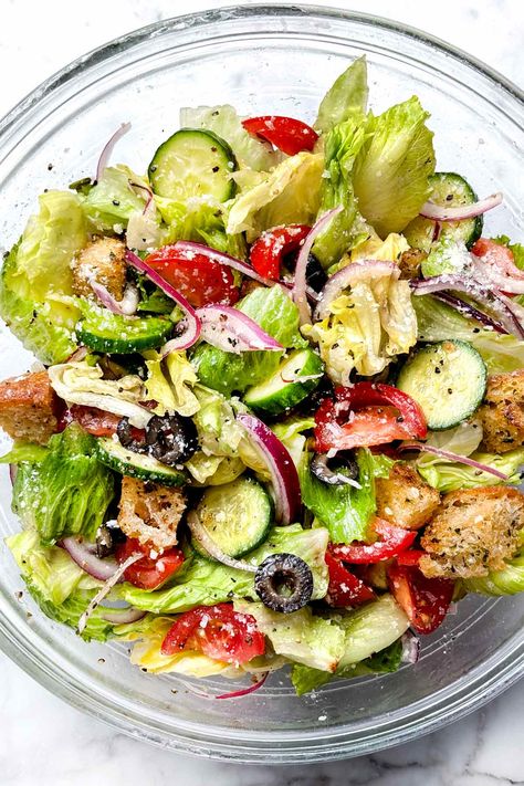 This simple Italian salad with crunchy lettuce, veggies, Parmesan, croutons, and easy Italian dressing is the best side salad you'll need. Salads With Italian Dressing, Fresh Lettuce Salad Recipes, Simple Romaine Salad, Best Italian Salad Recipes, Italian Style Salad, Italian Lettuce Salad Recipes, Side Salad For Pizza, Summer Recipes Dinner Chicken, Italian Side Salad