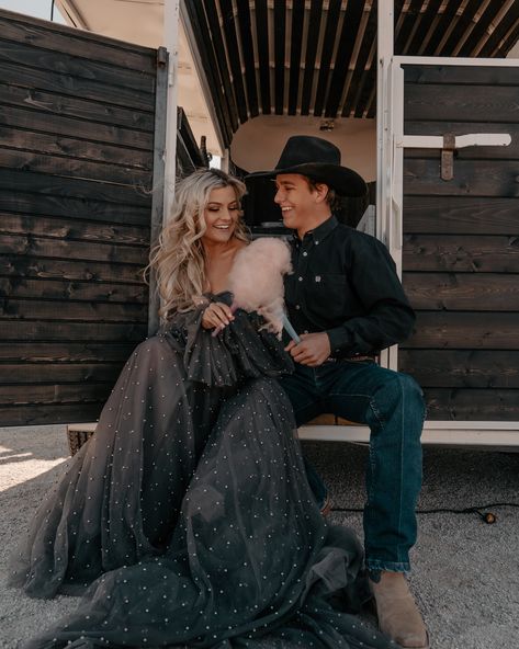 Horse Trailer Photo Prop, Horse Trailer Photoshoot, Taylor Rousseau, Photo Camper, Pregnancy Announcement Photography, Western Photo Shoots, Bar Photos, Pictures With Horses, Couple Ideas