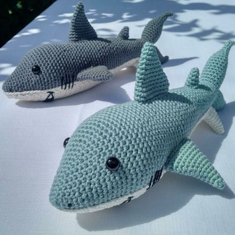 9 Receitas de Bichinhos de Amigurumi Super Fofos para Baixar Grátis | Revista Artesanato Amigurumi Shark Pattern, Shark Crochet Pattern, Crocheted Stuffies, Crocheted Shark Pattern, Shark Crochet, Amigurumi Shark, Crochet Shark, Shark Toy, Green Bear