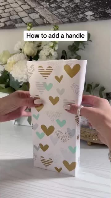 dycerott | Spotlight on Snapchat Ways To Wrap Christmas Presents, Wrap Christmas Presents, Laundry Diy, Folding Tips, Gift Hacks, Gift Wrapping Techniques, Creative Gift Wraps, Origami Love, Fall Sewing