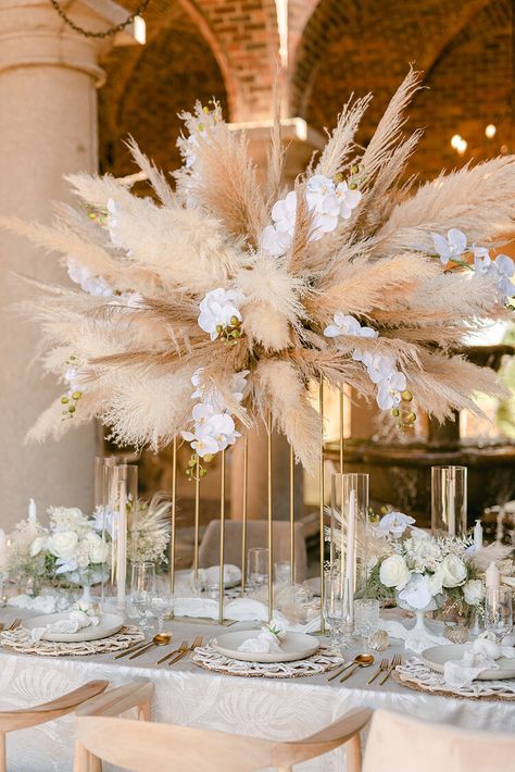 Fabulous Photoshoot, Bohemian Centerpieces, Wedding Pampas, Neutral Wedding Decor, Grass Centerpiece, Neutral Wedding Inspiration, Queens Wedding, Tall Centerpiece, Orange Theme